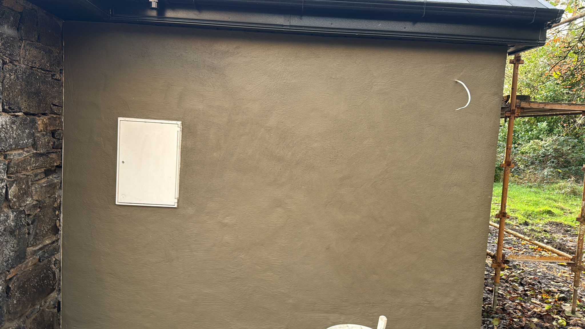 Smooth external render coat on outbuilding by Causani Plastering Ireland